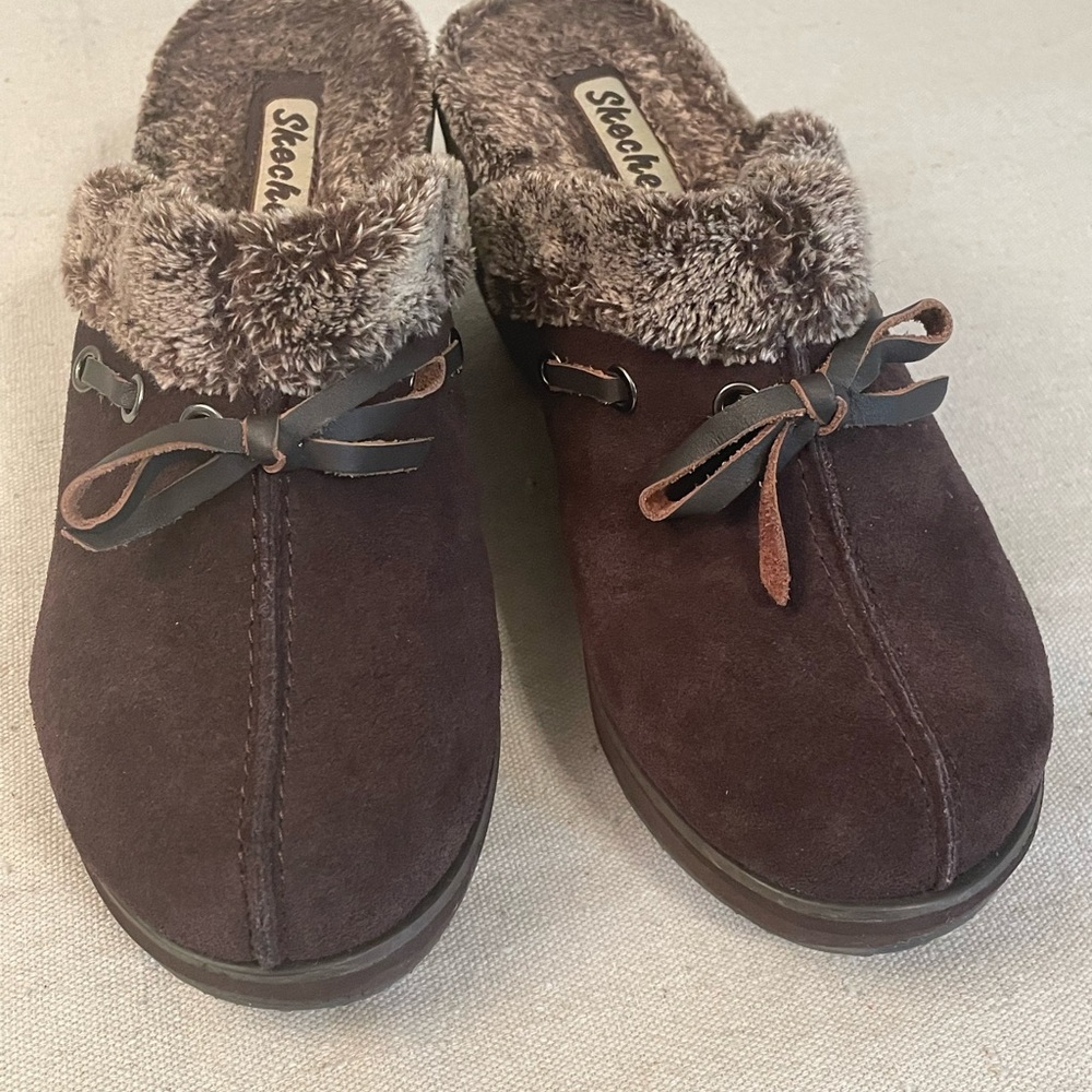 Skechers Women's Dark Brown Furry Mule Clogs - Picture 12 of 14